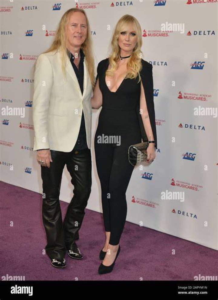 Jerry Cantrell's Wife: Unveiling the Mystery!