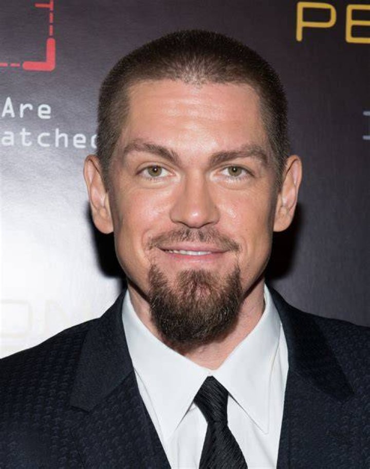 Steve Howey's Relationships: Past & Present